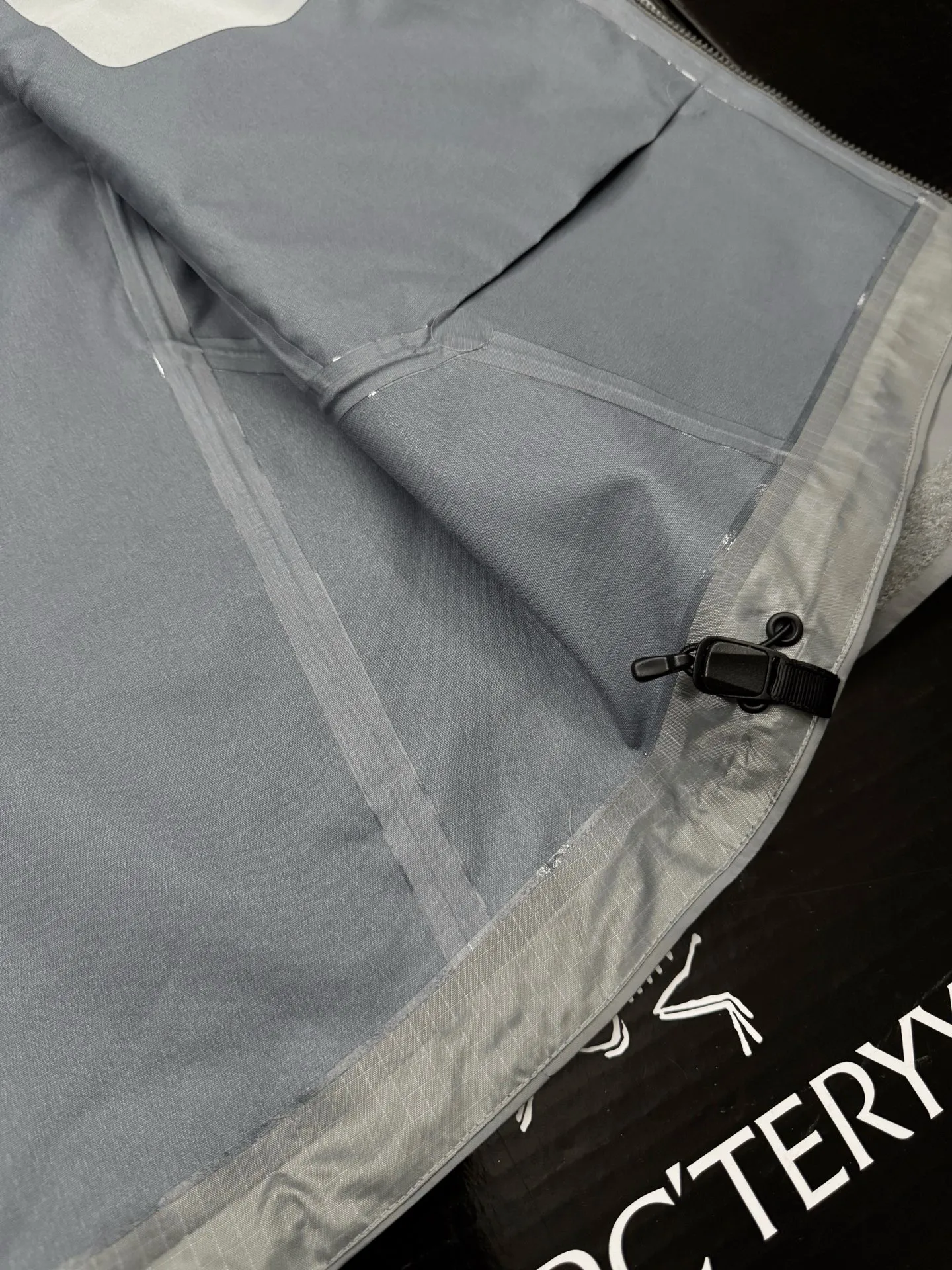 G 02 New Arrival Arcteryx Beta Series SL GORE-TEX Breathable 25SS New Arrival SL Lt ， Lt New Arrival ， ， ， Lt Yb 3D ， Tri-Durance ， Factory 📃 🔍 ， YKK ， ， ， 。 SL ， 。 bluesign@ N 13LGORE-TEX ， Wear-Resistant， 、 Breathable， 。 Storm Hood™ ， Water Tight™ ， ， ， 。 ，VISLON ， Velcro ， Zip-in， ARC TERYX BETA： 。 GORE-TEX： 、 、Breathable 。 ：Black Sizes：S-XXL ：112 116 120 124 128 ： 72 74 76 78 80 ：64.5 66 67.5 69 70.5 ：49.8 51 52.2 53.4 54.6